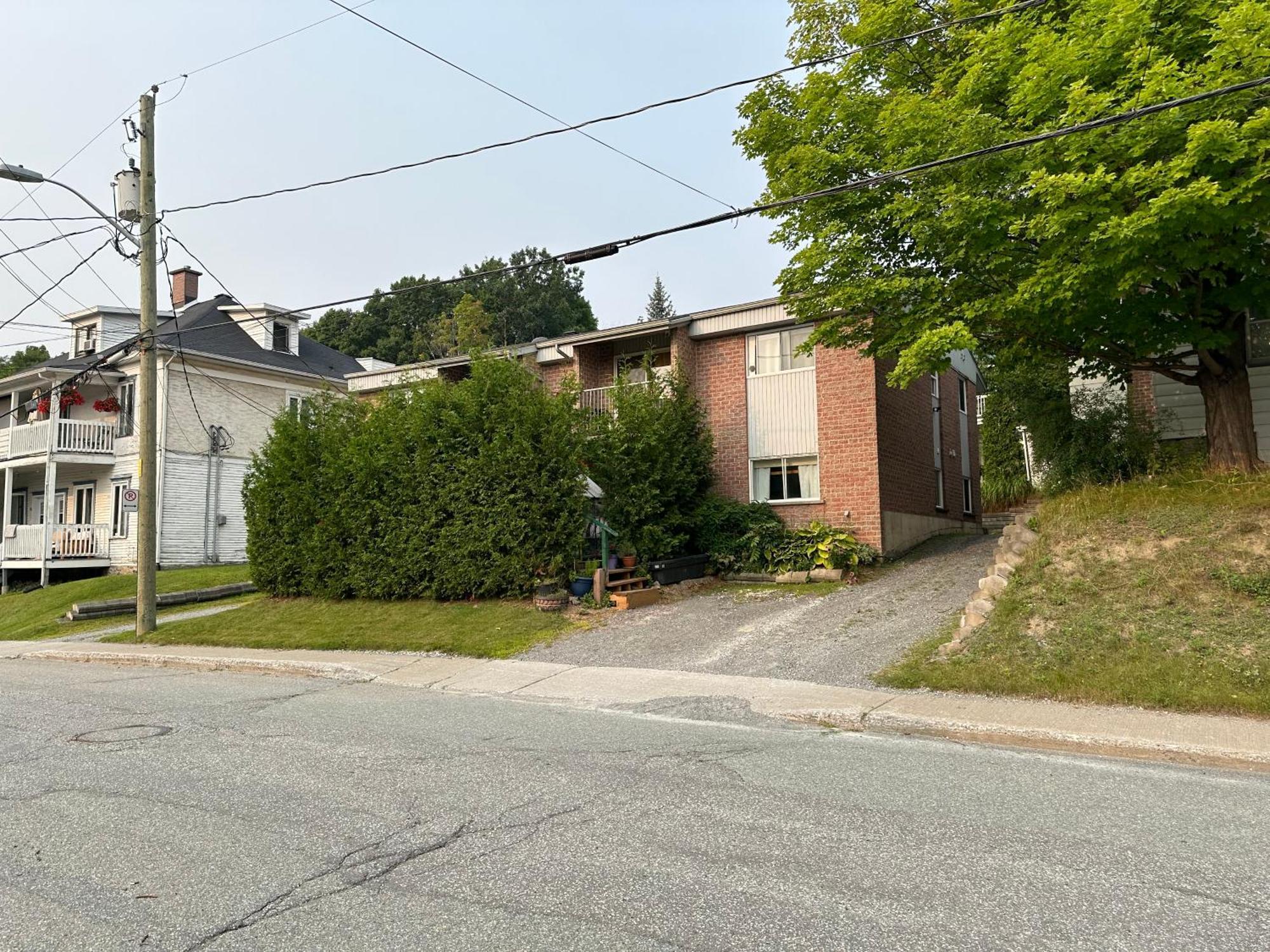 Quiet, Comfortable Great Location 2 Bedroom Sherbrooke Exterior photo